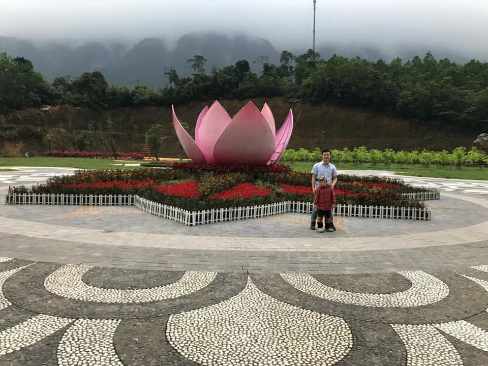 Doctor Chu & con trai tại Khu du lịch Tây Yên Tử